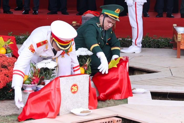 Đội công tác thực hiện nghi thức an táng hài cốt liệt sĩ tại Nghĩa trang liệt sĩ Thành phố Hồ Chí Minh. Ảnh: chinhphu.vn/Nhật Bắc