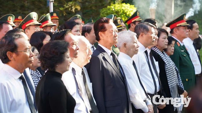 Nguyên Chủ tịch nước Nguyễn Minh Triết, Trương Tấn Sang; Thủ tướng Lê Minh Hưng, nguyên Thủ tướng Nguyễn Tấn Dũng, nguyên Chủ tịch Quốc hội Nguyễn Thị Kim Ngân cùng các đồng chí lãnh đạo, nguyên lãnh đạo Đảng, Nhà nước dâng hoa, dâng hương tại tượng đài cố Tổng Bí thư Trần Phú