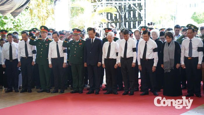 Các đại biểu dành một phút mặc niệm tri ân các liệt sĩ
