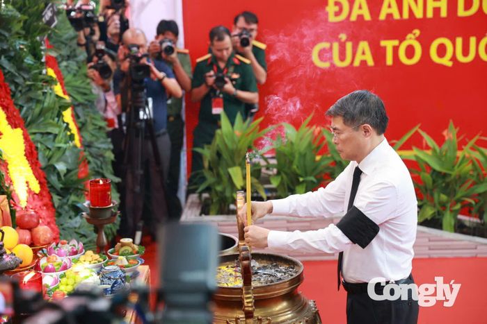 Thủ tướng Lê Minh Hưng dâng hương tưởng nhớ, tri ân các liệt sĩ