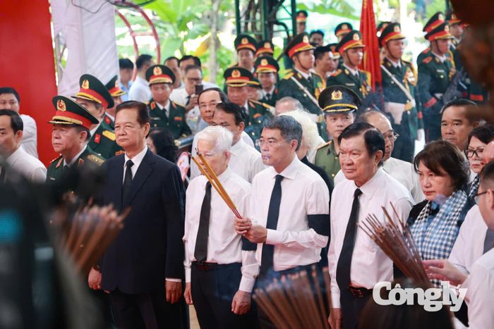 Các đồng chí lãnh đạo, nguyên lãnh đạo Đảng, Nhà nước viếng các liệt sĩ