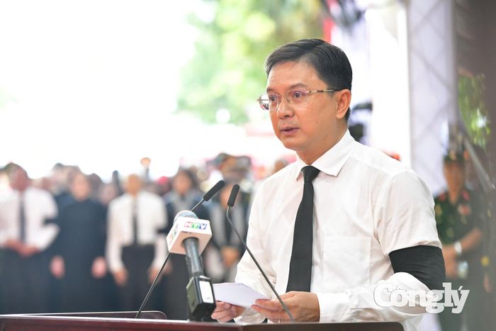 Ông Nguyễn Mạnh Cường đọc điếu văn