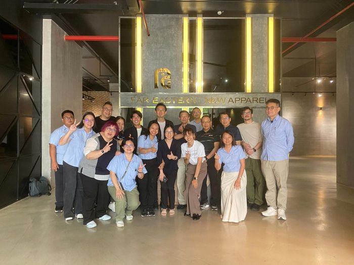 Chị Ngọc Tiếng và đoàn công tác chụp ảnh lưu niệm tại trụ sở đối tác Far Eastern New Apparel. Ảnh nhân vật cung cấp