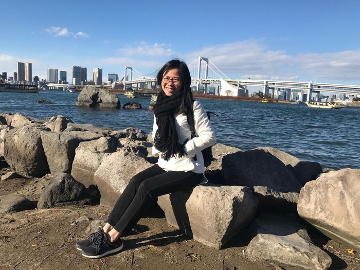 Tấm ảnh chị Ngọc Tiếng chụp tại Công viên Odaiba Kaihin (Tokyo). Phía sau lưng chị Tiếng chính là cây Cầu Cầu Cồng Vồng (Rainbow Bridge) nổi tiếng bắc qua Vịnh Tokyo. Ảnh nhân vật cung cấp