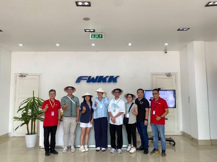 Đoàn công tác của chị Ngọc Tiếng chụp ảnh lưu niệm cùng đại diện nhà máy đối tác trong chuyến tham quan thực tế. Ảnh nhân vật cung cấp