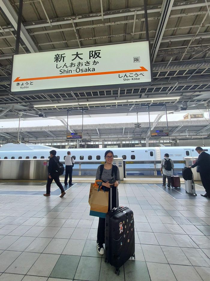 Chị Ngọc Tiếng tại ga Shin-Osaka, chuẩn bị di chuyển bằng tàu cao tốc Shinkansen trong chuyến đi công tác tại Nhật Bản. Ảnh nhân vật cung cấp