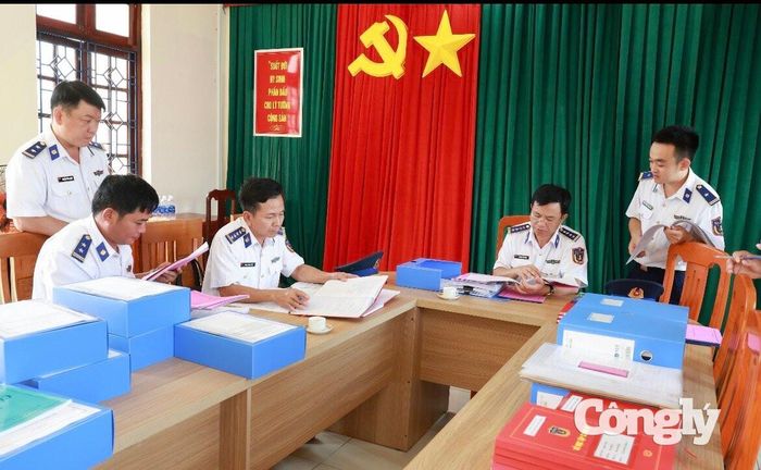 Kiểm tra sổ sách công tác đảng, công tác chính trị của Hải đội 422, Hải đoàn 42, Bộ Tư lệnh Vùng Cảnh sát biển 4