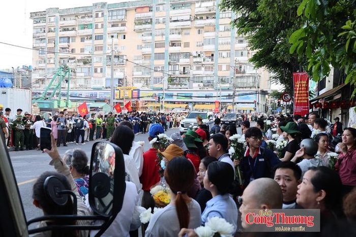 Đông đảo người dân TP. Hồ Chí Minh tập trung từ sớm trước Công viên Lê Thị Riêng để đưa tiễn các Anh hùng liệt sĩ.