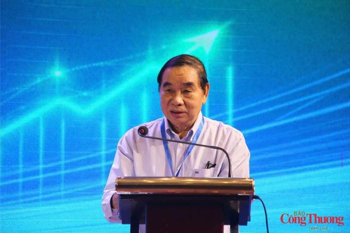 Ông Nguyễn Đình Hiệp, Chủ tịch Hội Khoa học và Công nghệ sử dụng năng lượng tiết kiệm và hiệu quả Việt Nam (VECEA) phát biểu tại hội thảo