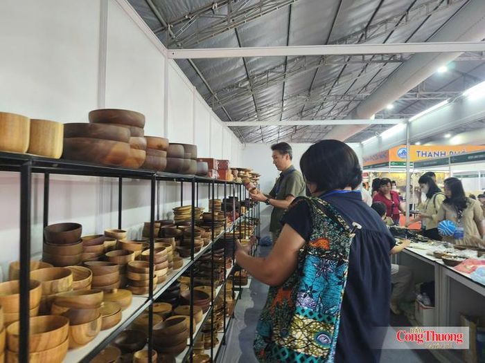Theo định hướng khuyến công Hà Nội, thời gian tới, thành phố tiếp tục tăng cường kết nối giữa phát triển làng nghề với xúc tiến thương mại.