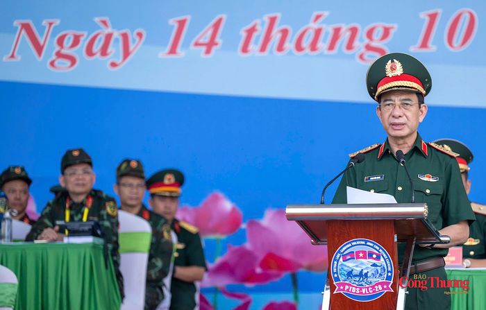 Đại tướng Phan Văn Giang, Ủy viên Bộ Chính trị, Phó Bí thư Quân ủy Trung ương, Phó Thủ tướng Chính phủ, Bộ trưởng Bộ Quốc phòng Việt Nam phát biểu tại buổi diễn tập.