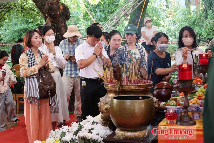 Ngay sau lễ truy điệu, hàng nghìn người dân TP. Hồ Chí Minh vào Công viên Lê Thị Riêng dâng hương, dâng hoa các Anh hùng liệt sĩ.