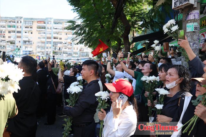 Ngay khi đoàn xe đầu tiên rời Công viên Lê Thị Riêng di chuyển tới Nghĩa trang Liệt sĩ TP. Hồ Chí Minh, người dân đồng loạt cầm cờ, hoa tiễn đưa các Anh hùng liệt sĩ...