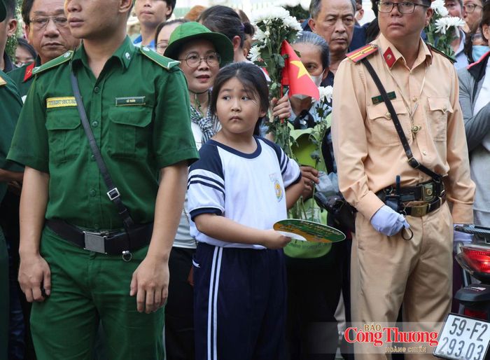 Từ người già đến người trẻ, nhiều thế hệ người dân kiên nhẫn đứng chờ bên đường, cùng hướng về đoàn xe tiễn đưa các anh hùng liệt sĩ trong niềm thành kính và biết ơn sâu sắc.