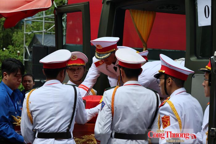 Các đợt xe lần lượt đưa hài cốt liệt sĩ từ Công viên Lê Thị Riêng tới an táng tại Nghĩa trang Liệt sĩ TP. Hồ Chí Minh.