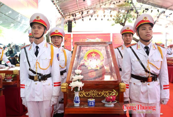 Hài cốt liệt sĩ được các lực lượng thành kính, trang trọng đưa dời Công viên Lê Thị Riêng sau lễ truy điệu.