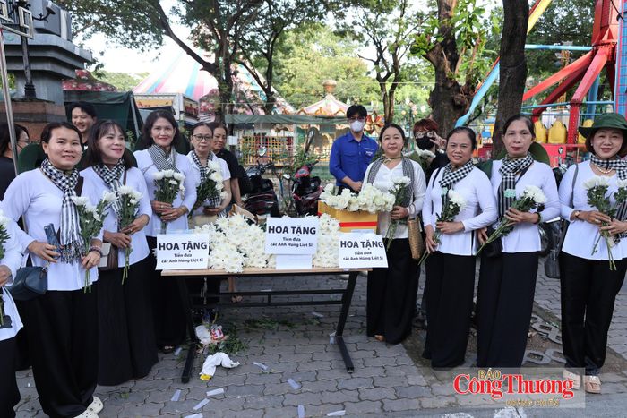 Những cành hoa trắng được chuẩn bị cho người dân TP. Hồ Chí Minh.