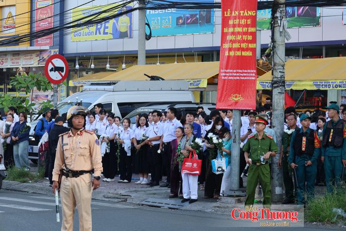 Dọc các tuyến đường đoàn xe đi qua, người dân đồng loạt cầm hoa trắng, hát Quốc ca như lời đưa tiễn các anh về với đất mẹ.