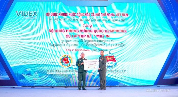 Bộ Quốc phòng Việt Nam trao tặng 20 máy tính xách tay và 7 máy in cho Bộ Quốc phòng và Bộ Thương mại Campuchia.