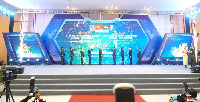Các đại biểu thực hiện nghi thức khai mạc hội chợ.