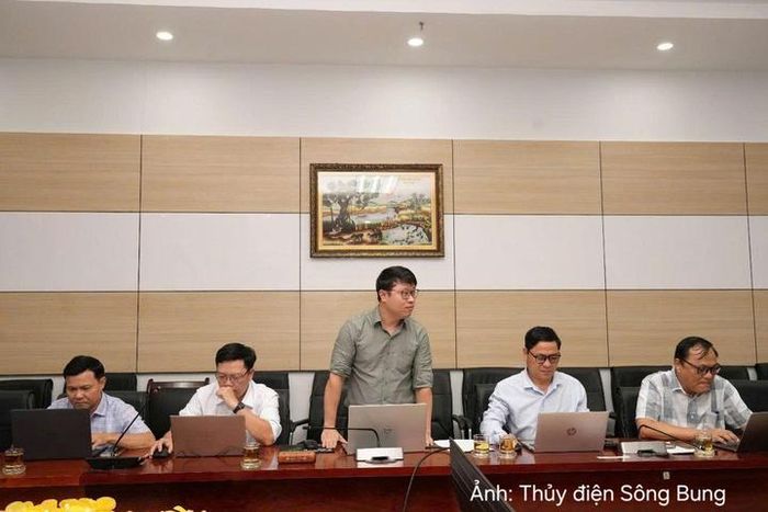 Đại diện nhóm tác giả bảo vệ đề tài sáng kiến: “Giải pháp lập trình phần mềm tính toán vận hành Cửa van cung Đập tràn Nhà máy Thủy điện Sông Bung 2