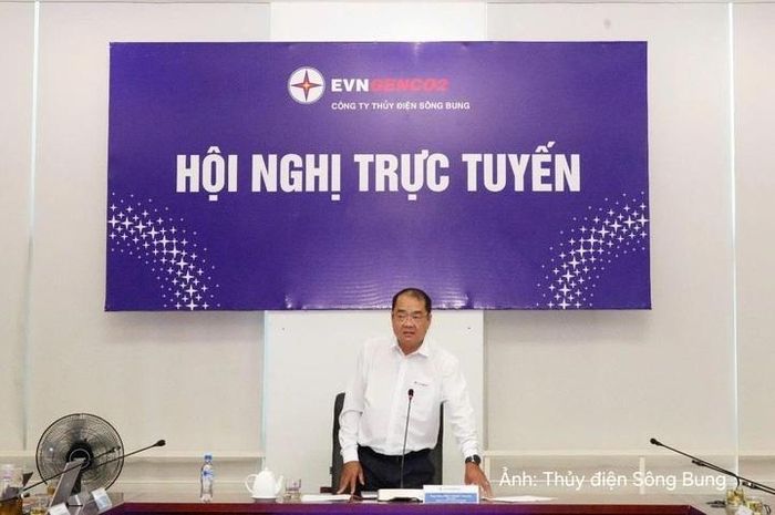 Ông Nguyễn Thành Trung – Bí thư Đảng ủy, Giám đốc Công ty, Chủ tịch Hội đồng xét duyệt sáng kiến chủ trì cuộc họp xét duyệt các đề tài sáng kiến đợt 2 năm 2026.