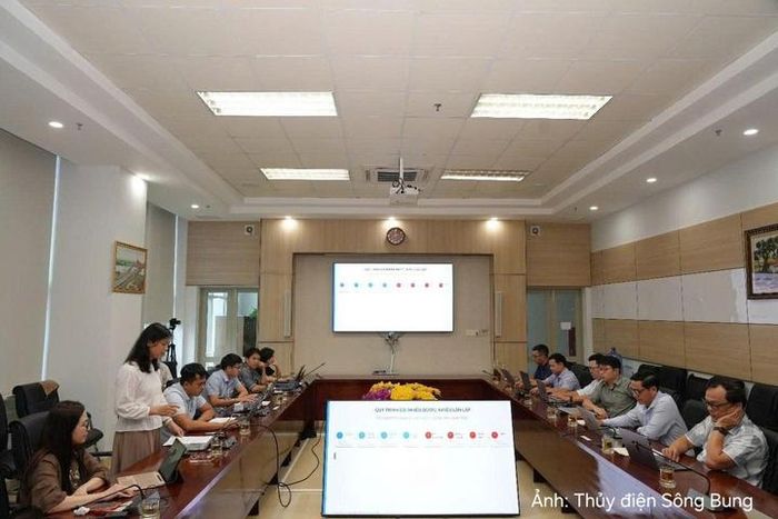 Đại diện nhóm tác giả bảo vệ đề tài sáng kiến: “Xây dựng quy trình tự động hóa lập, kiểm soát và gửi thông báo thu nhập cho người lao động tại Công ty Thủy điện Sông Bung.