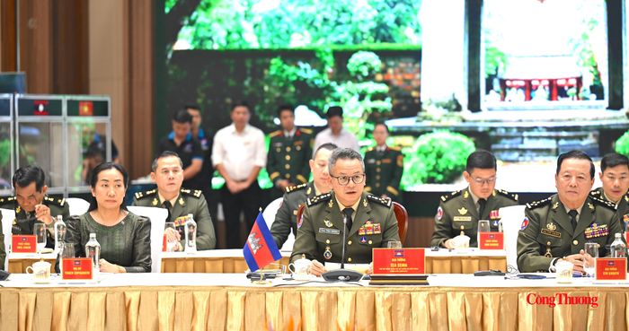 Đại tướng Tea Seiha, Phó Thủ tướng Chính phủ, Bộ trưởng Bộ Quốc phòng Campuchia trao đổi tại cuộc gặp.