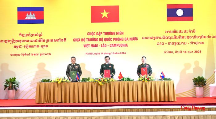 Phó Thủ tướng Chính phủ, Bộ trưởng Bộ Quốc phòng ba nước ký Biên bản cuộc gặp.