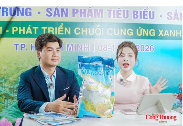 Doanh nghiệp Nghệ An quảng bá, giới thiệu sản phẩm OCOP tại phiên livestream tại gian hàng.