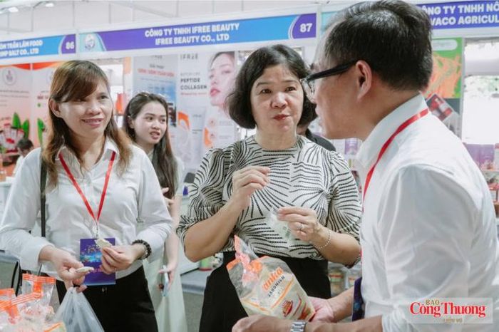 Cán bộ Sở Công Thương Nghệ An hỗ trợ doanh nghiệp quảng bá, kết nối sản phẩm tại gian hàng tỉnh Nghệ An.