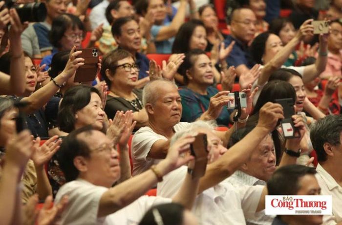Khán giả hào hứng đón xem các chương trình biểu diễn tại Liên hoan Sân khấu Hà Nội mở rộng năm 2026.