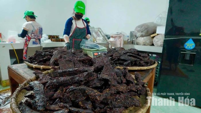 Sản phẩm OCOP 3 sao “Thịt trâu gác bếp Thợ Rừng” của xã Như Xuân đang hoàn thiện quy trình để nâng hạng 4 sao.