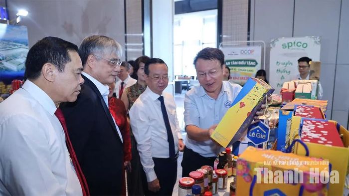 Sản phẩm nước mắm, mắm tôm, mắm tép mang thương hiệu Lê Gia được giới thiệu tại không gian trưng bày “Sản phẩm đặc trưng, văn hóa - du lịch TP Hồ Chí Minh và một số địa phương phía Bắc và Bắc Trung bộ" (tổ chức tại Nghệ An).