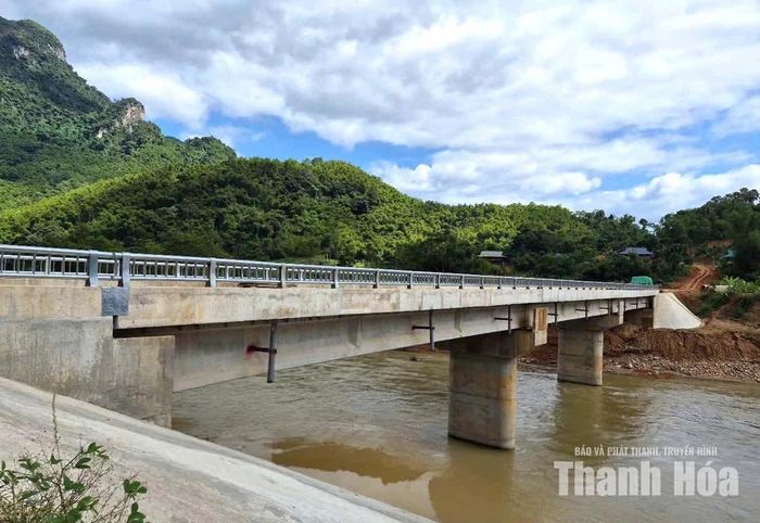 Cầu bản Bơn khi hoàn thành sẽ tạo thuận lợi đi lại, vận chuyển hàng hóa, kết nối bản với trung tâm xã.