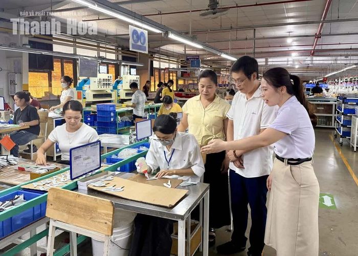 Lãnh đạo Công đoàn xã Yên Định, Công ty TNHH Giày Weilina Việt Nam thăm hỏi tình hình sản xuất, đời sống công nhân.