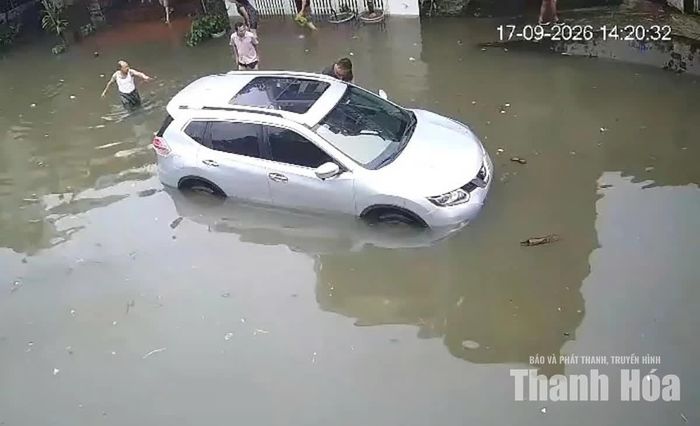 Xe ô tô bị ngập nước khi di chuyển tại mặt bằng 2185 phố Long Quang, phường Hàm Rồng giữa tháng 9/2026.