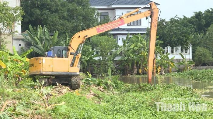 Công tác khơi thông dòng chảy tại kênh Vinh, phường Đông Quang.
