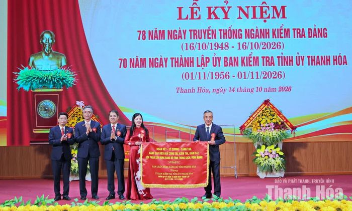 Bí thư Tỉnh ủy Lê Đức Thái trao bức trướng của Ban Chấp hành Đảng bộ tỉnh tặng Ủy ban Kiểm tra Tỉnh ủy.