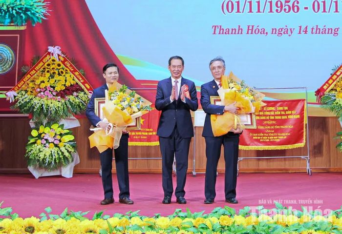 Phó Bí thư Tỉnh ủy Trịnh Tuấn Sinh trao Bằng khen của Chính phủ cho các đồng chí: Mạc Tuấn Anh, Phó Chủ nhiệm Ủy ban Kiểm tra Tỉnh ủy; Nguyễn Văn Hiệp, Ủy viên Ủy ban Kiểm tra Tỉnh ủy.