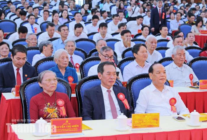 Phó Bí thư Tỉnh ủy Trịnh Tuấn Sinh và các đại biểu dự lễ kỷ niệm.