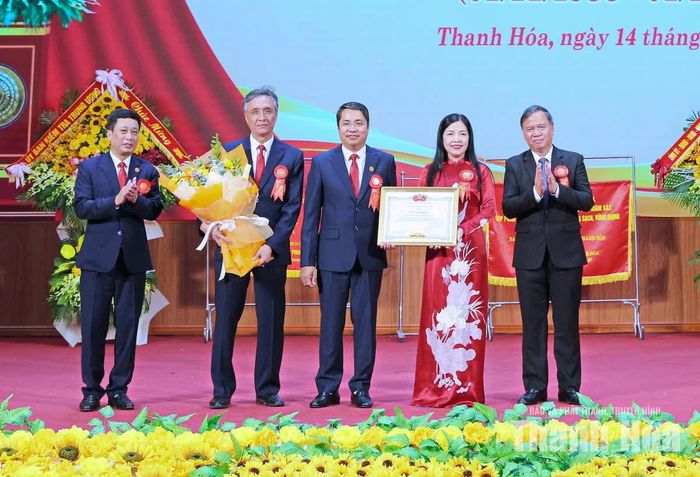 Đồng chí Nguyễn Minh Quang, Phó Chủ nhiệm Ủy ban Kiểm tra Trung ương trao Bằng khen của Ủy ban Kiểm tra Trung ương cho Ủy ban Kiểm tra Tỉnh ủy Thanh Hóa.