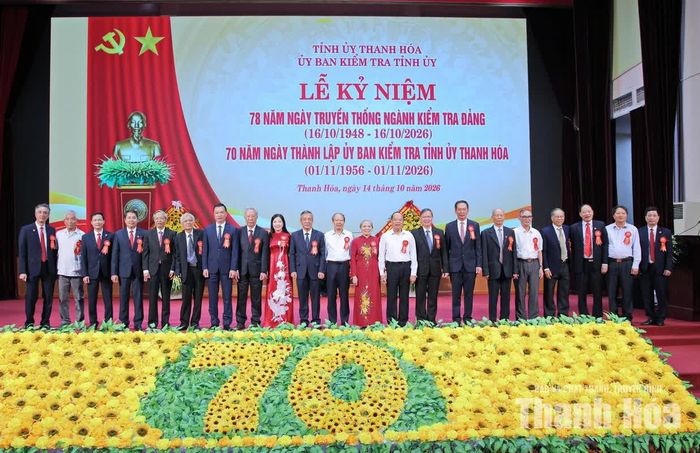 Bí thư Tỉnh ủy Lê Đức Thái và các đồng chí Phó Bí thư Tỉnh ủy chụp ảnh lưu niệm với các đồng chí nguyên lãnh đạo tỉnh và các thế hệ lãnh đạo Ủy ban Kiểm tra Tỉnh ủy Thanh Hóa.