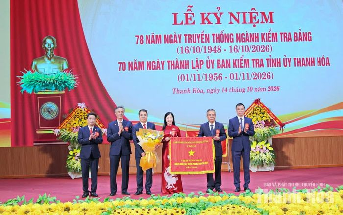 Bí thư Tỉnh ủy Lê Đức Thái và Chủ tịch UBND tỉnh Tô Anh Dũng trao Cờ thi đua của Chính phủ và tặng hoa chúc mừng Ủy ban Kiểm tra Tỉnh ủy Thanh Hóa.