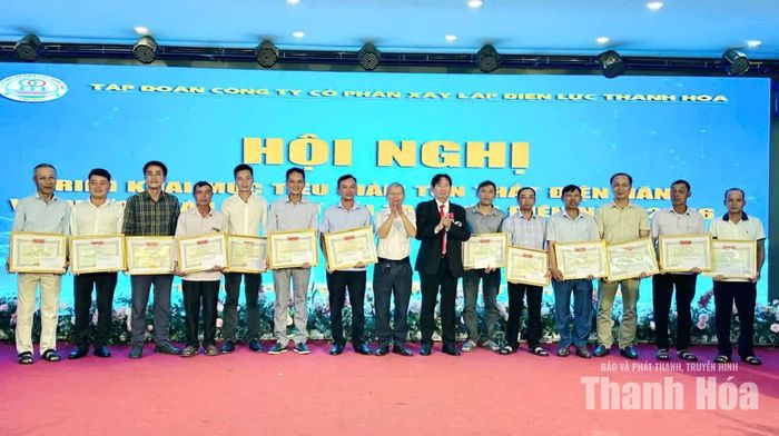 Lãnh đạo Công ty Cổ phần Xây lắp Điện lực Thanh Hóa trao thưởng cho các đơn vị có thành tích xuất sắc