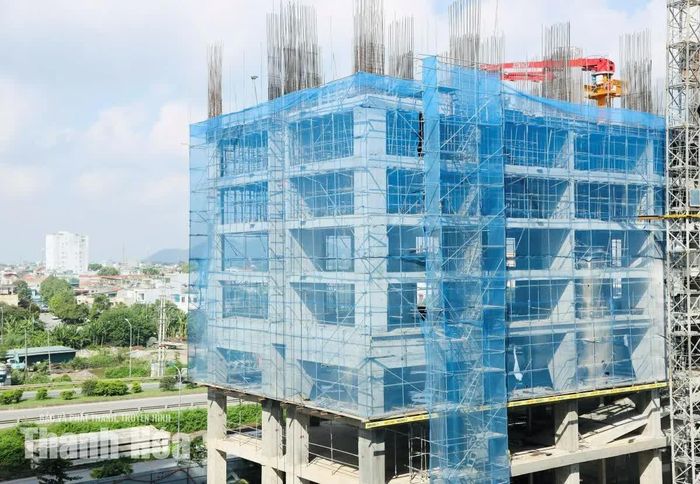 Thi công Dự án nhà ở xã hội Lam Sơn Riverside tại phường Hàm Rồng. Ảnh: Việt Hương