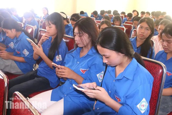 Hướng dẫn các lực lượng triển khai mô hình sử dụng các ứng dụng.