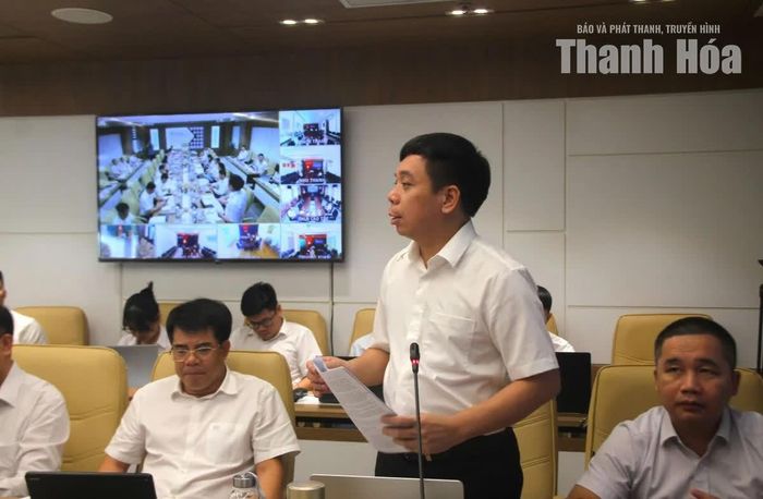 Đại diện các phòng, ban của Tổng Công ty Điện lực miền Bắc phát biểu ý kiến tại buổi làm việc.