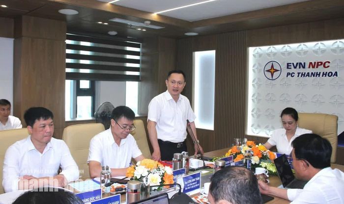 Ông Hoàng Hải, Giám đốc Công ty Điện lực Thanh Hóa báo cáo tình hình hoạt động 9 tháng năm 2026.
