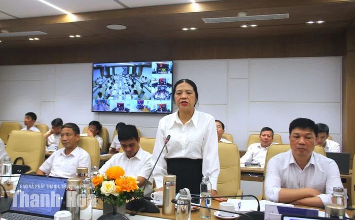 Đại diện các phòng, ban Công ty Điện lực Thanh Hóa báo cáo tình hình hoạt động tại buổi làm việc.